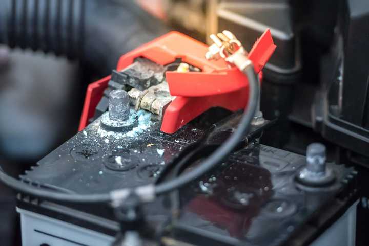 
              Cleaning car battery with vinegar